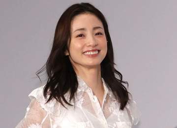 ワイプに突然、ノースリーブの上戸彩→フジ新番組に騒然「お肌が綺麗すぎ」「何したらああなれる！？」「透明感ありすぎ」「3児母には見えん」