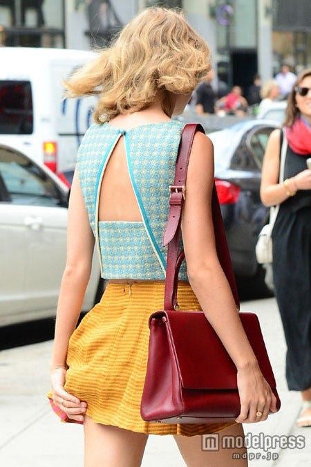 トップスは肌見せデザイン photo:Getty Images