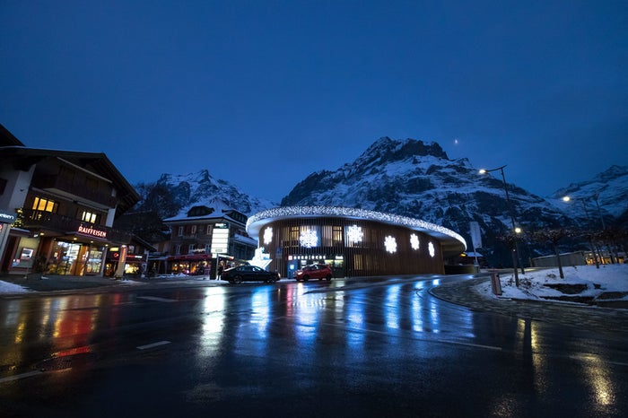 ライトアップされたグリンデルワルトにある施設（スイス）／photo by ぱくたそ