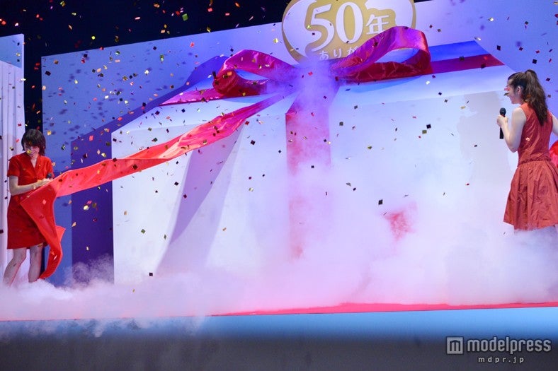 プレゼントを開ける長澤まさみ（左）と武井咲（右）