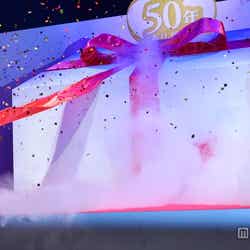 プレゼントを開ける長澤まさみ(左)と武井咲(右)