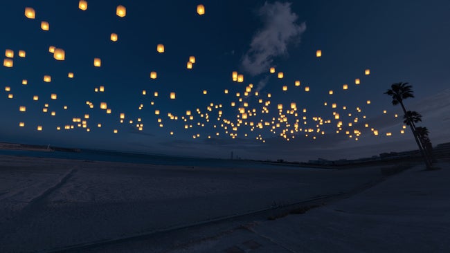 大阪「泉州ビーチランタンフェス」七夕の夜空に思いを託したスカイランタンを放つ
