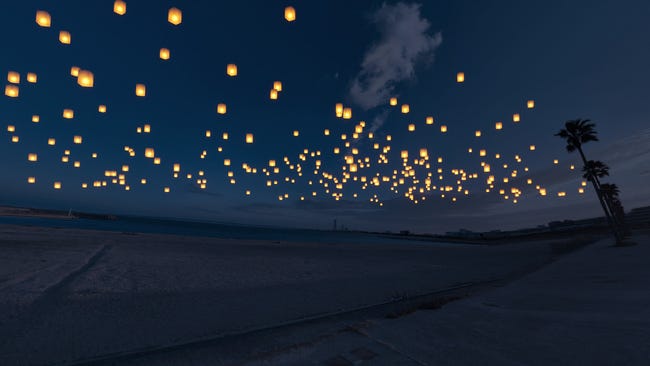 大阪「泉州ビーチランタンフェス」七夕の夜空に思いを託したスカイランタンを放つ