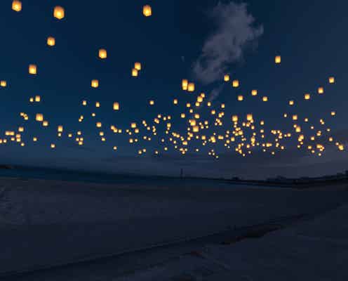 大阪「泉州ビーチランタンフェス」七夕の夜空に思いを託したスカイランタンを放つ