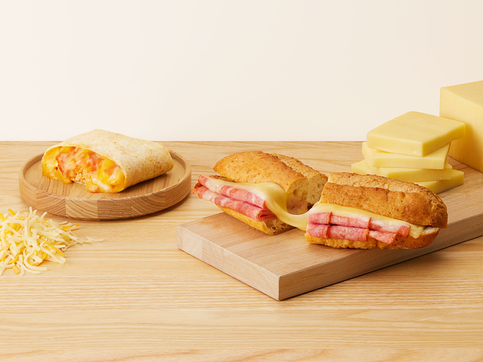 スタバ新作「ダブル ハム＆マリボーチーズ 石窯フィローネ」「チキン