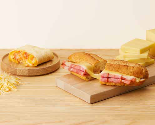 スタバ新作「ダブル ハム&マリボーチーズ 石窯フィローネ」「チキン&チーズ ホットトルティーヤ」手早く食欲満たすランチの新星
