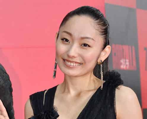 安藤美姫、セクシードレスで美脚チラリ アジアンビューティーをアピール