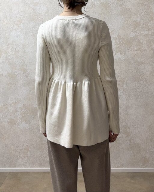 GUペプラムニットプルオーバーMサイズのヒップラインの丈感