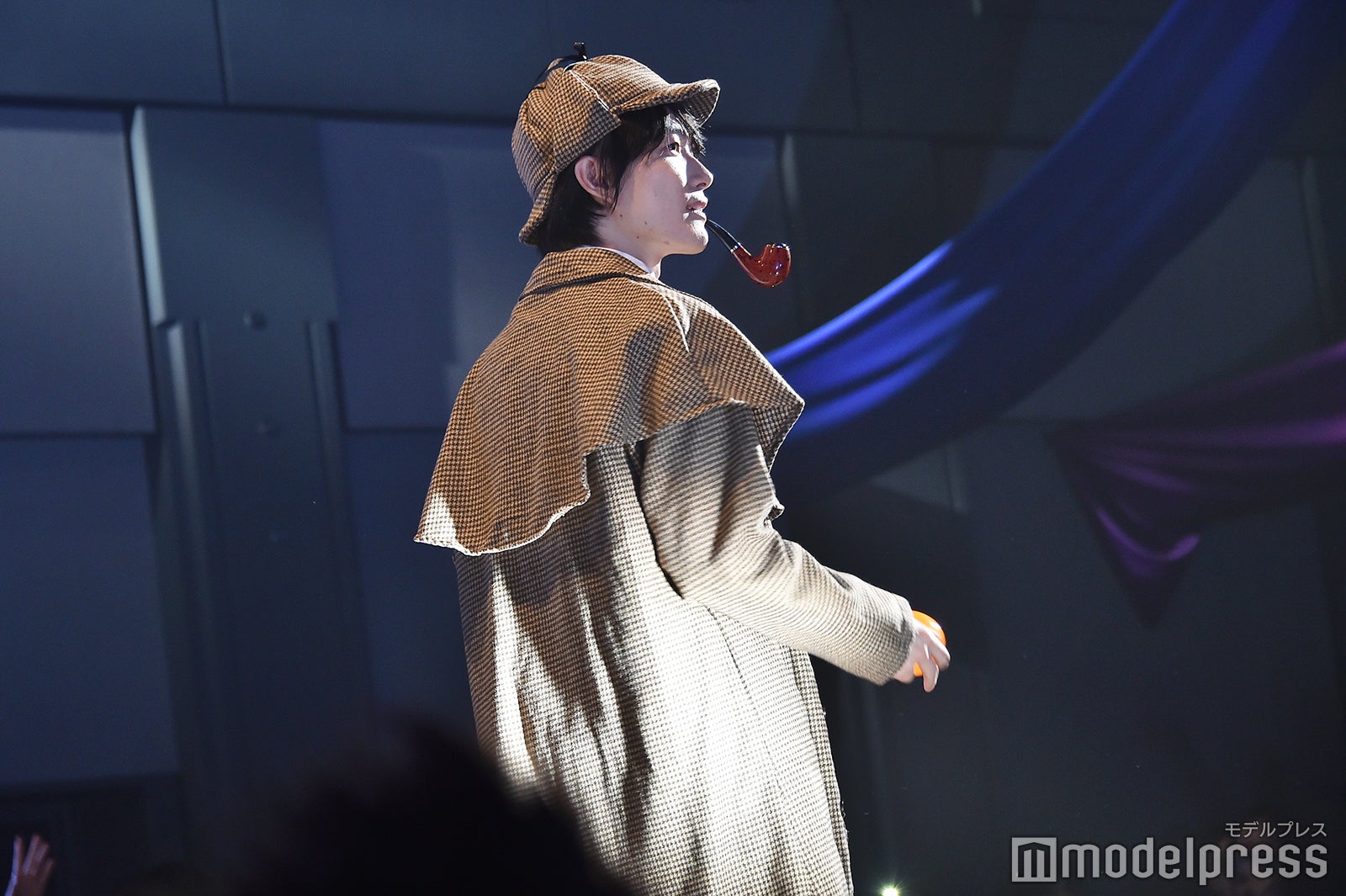 パイプをくわえたまま観客を見渡す神木隆之介（C）モデルプレス