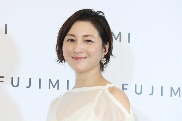 広末涼子 レーシーな衣装で透明感たっぷりの素肌を披露 美の秘訣 は 健康と笑顔 モデルプレス