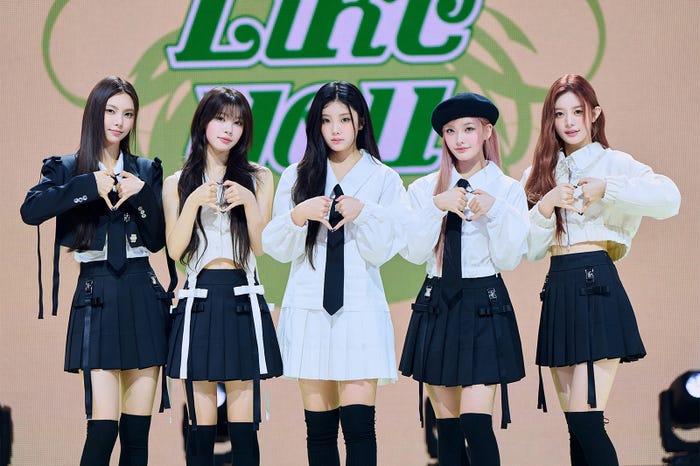 YUNAH(ユナ)、 MOKA(モカ)、WONHEE(ウォンヒ)、IROHA(イロハ)、MINJU(ミンジュ)/ILLIT(P)&(C) BELIFT LAB Inc.