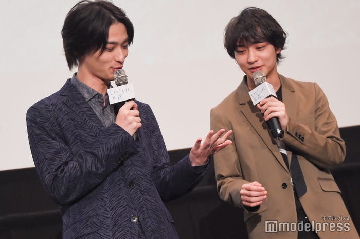 劇中のシーンを再現した横浜流星&松岡広大(C)モデルプレス