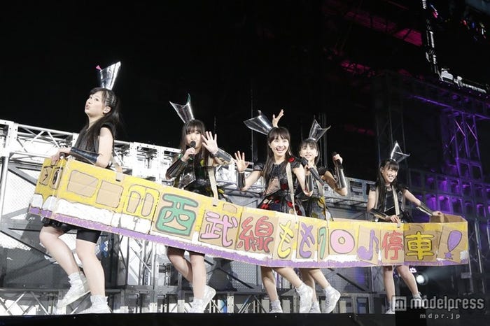 「ももいろクローバーZ 春の一大事 2013 西武ドーム大会~星を継ぐもも vol.1/ vol.2 Peach for the Stars~」より/photo by Hajime Kamiiisaka