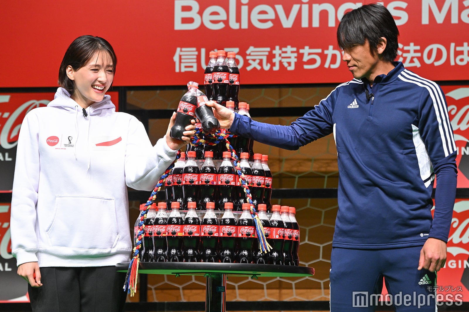 綾瀬はるか、中村俊輔 （C）モデルプレス