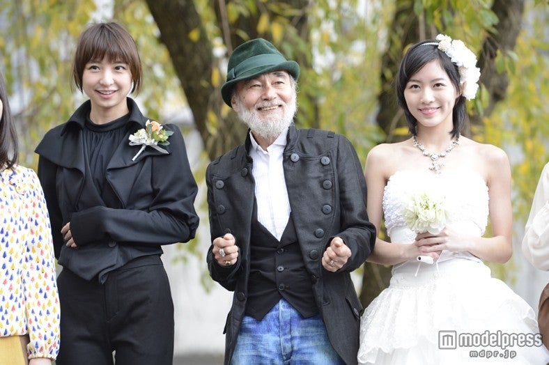 左から：篠田麻里子、大林宣彦監督、松井珠理奈／AKB48の新曲「So long！」ミュージックビデオより（C）AKS