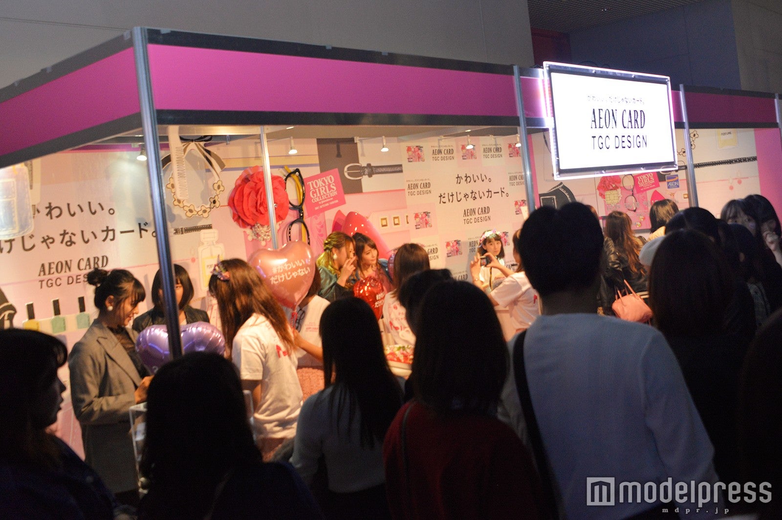 ブースの周りは常に人だかり（C）モデルプレス