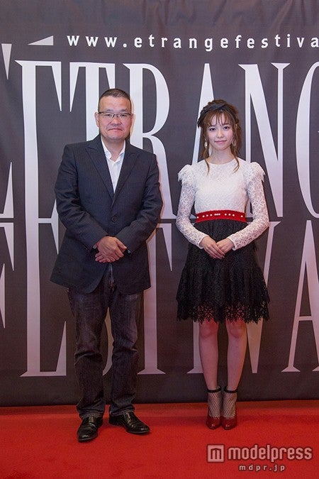 中田秀夫監督、島崎遥香（C）2015『劇場霊』製作委員会