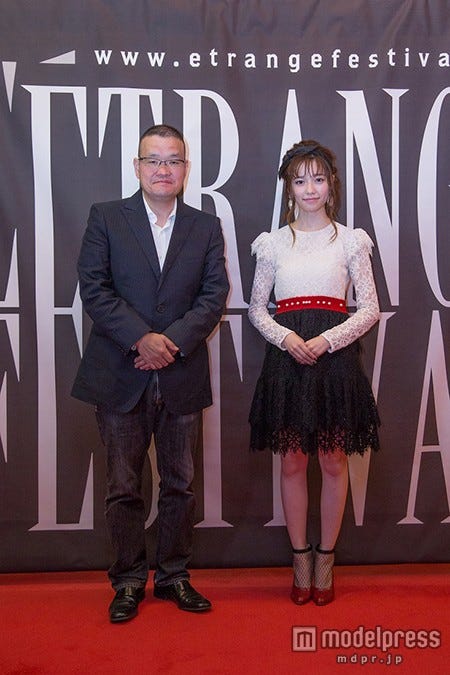 中田秀夫監督、島崎遥香(C)2015『劇場霊』製作委員会