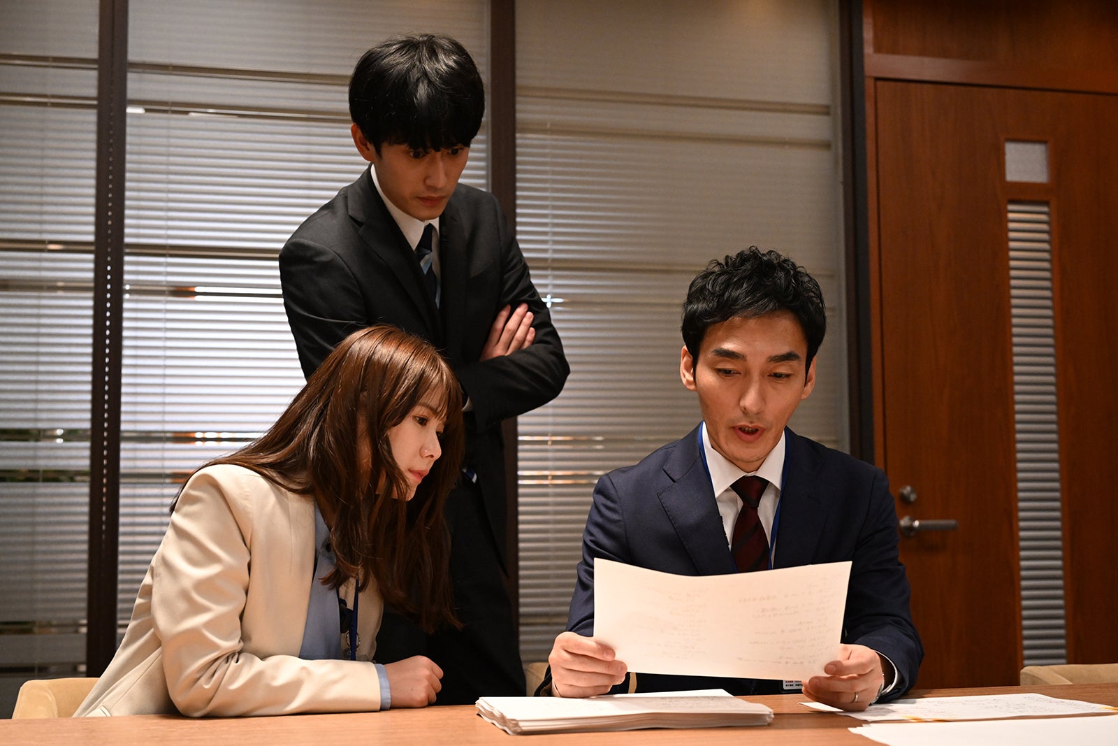 小野花梨、杉野遥亮、草彅剛 「罠の戦争」第3話より（C）カンテレ