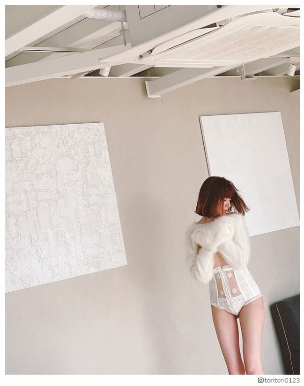 トリンドル玲奈、“おしりコルセット”で美ボディ披露 絶賛の声続々