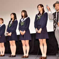 映画「絶叫学級」の完成披露試写会に登場した(左から)栗原類、松岡茉優、川口春奈、広瀬アリス、山本美月、佐藤徹也監督