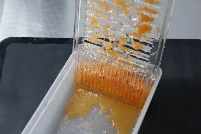 ダイソー　しぼれるおろし器