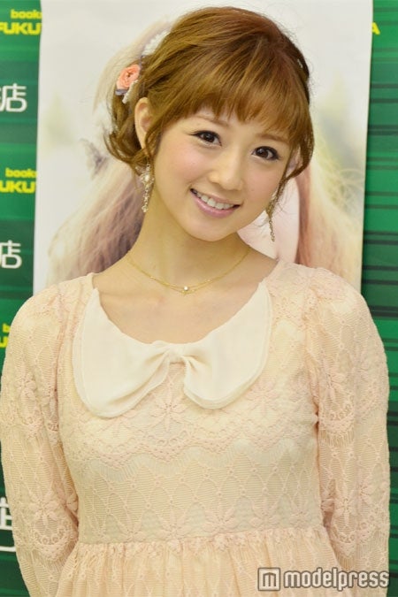 「小倉優子のHappy Wedding」発売記念握手会を行った小倉優子