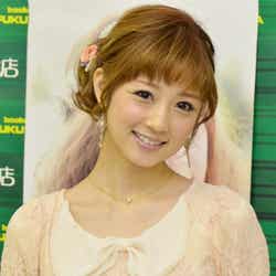 「小倉優子のHappy Wedding」発売記念握手会を行った小倉優子