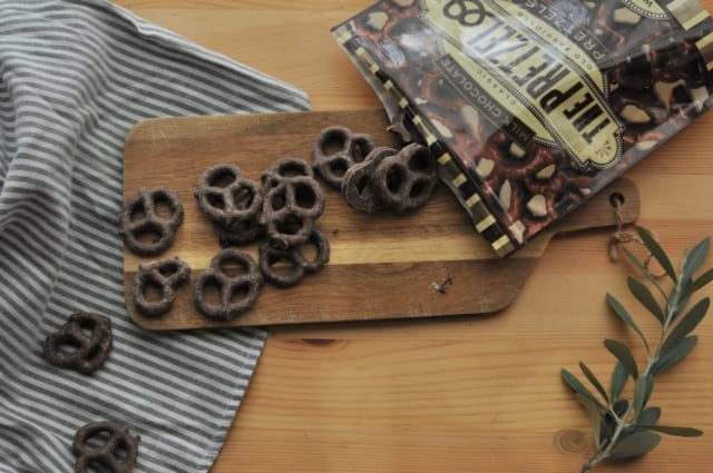 カルディの「ザ・プレッツェル」テーブルに並べた