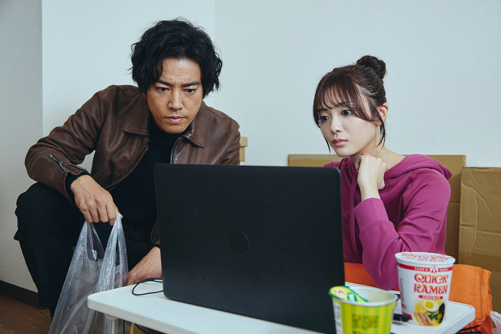 桐谷健太、田村保乃「Qrosの女」第9話（C）「Qrosの女」製作委員会