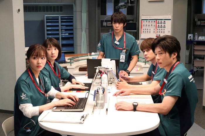 岡崎紗絵、波瑠、岸優太、北村匠海、田中圭「ナイト・ドクター」より(C)フジテレビ