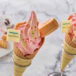 スペシャルソフトクリーム（ストロベリーホワイトチョコ＆ピスタチオソース）600円（店舗：アイスクリームコーン）（C）Disney