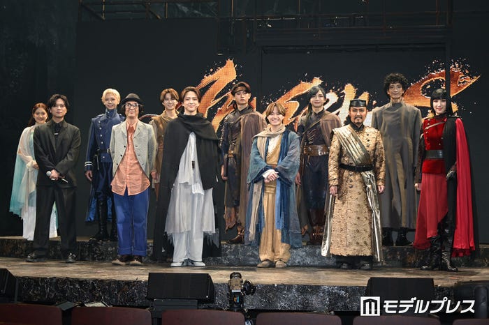 (前列左から)加藤シゲアキ、河原雅彦、寺西拓人、大橋和也、市川右團次、真風涼帆(後列左から)山崎玲奈、松尾龍、嶋崎斗亜、猪狩蒼弥、川崎皇輝、渡部豪太(C)モデルプレス