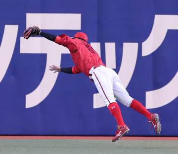 広島・大盛が飛んだ！スーパーキャッチでチーム救う 今季ビジター初勝利を目指し試合は後半へ