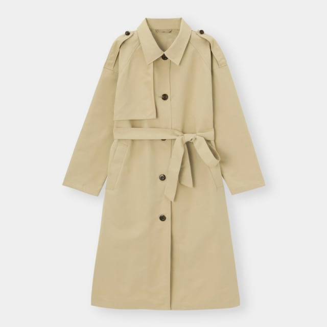 ベージュのステンカラーコート