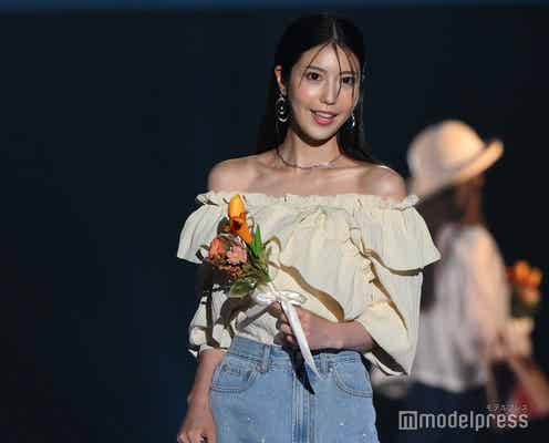 “リアル峰不二子”と話題の阿部なつき、美肩ライン&デコルテ際立つオフショルトップス姿【TGC松山2024】