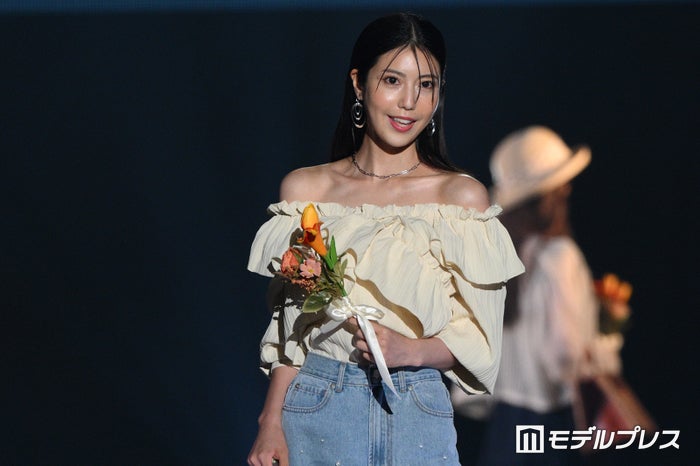 “リアル峰不二子”と話題の阿部なつき、美肩ライン＆デコルテ際立つオフショルトップス姿【TGC松山2024】