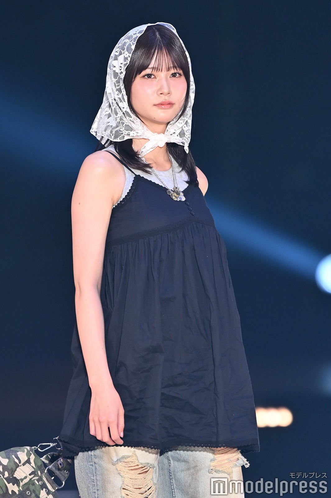 生見愛瑠、キャミワンピでヘルシー肌見せ ウィンクにドキッ【GirlsAward 2025SS】