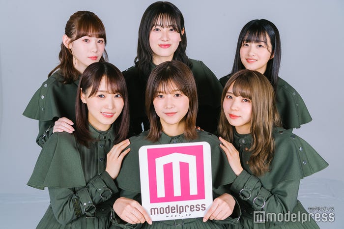 (左上から時計回りに)小池美波、守屋茜、原田葵、小林由依、渡邉理佐、菅井友香(C)モデルプレス