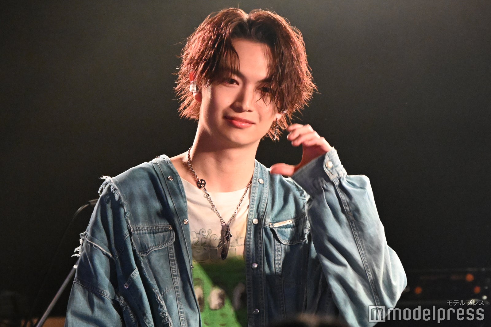 ファンとの交流を楽しむ綱啓永（C）モデルプレス