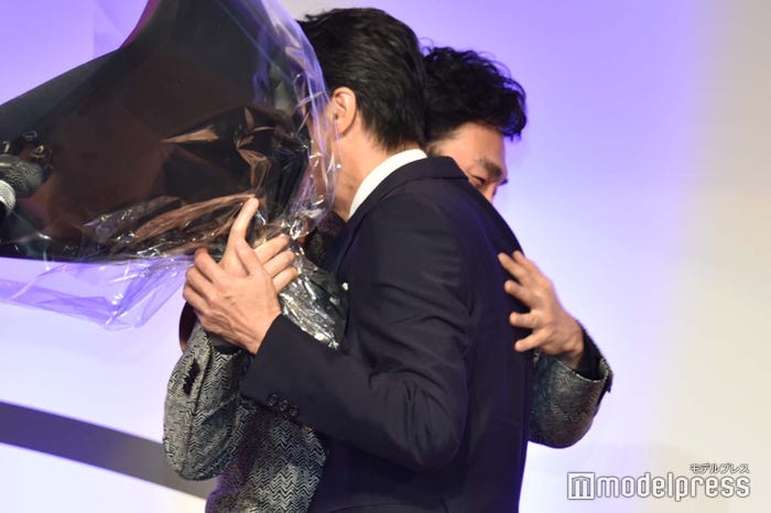熱いハグを交わす草なぎ剛、堤真一 (C)モデルプレス