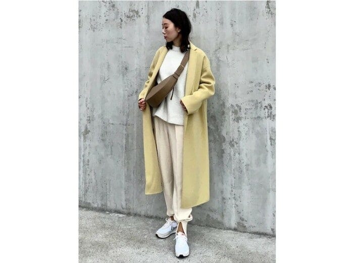 きれいめコートの中をスウェットやスニーカーでカジュアルにまとめて今っぽく 出典:WEAR