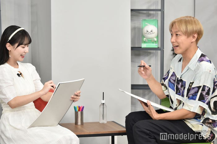 似顔絵を描き合う田中美久、お見送り芸人しんいち(C)モデルプレス