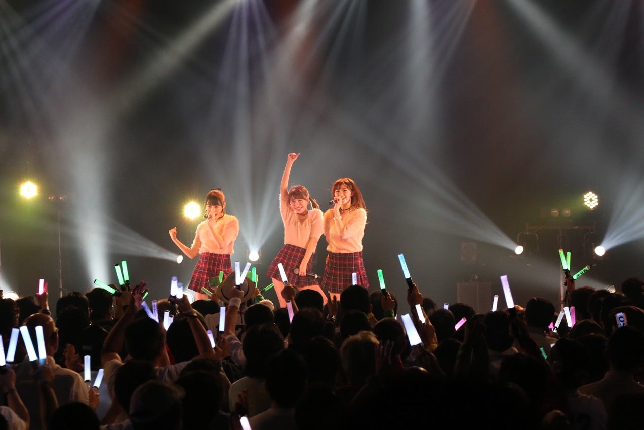 八角瑛子（左）のパフォーマンスの様子（提供写真）