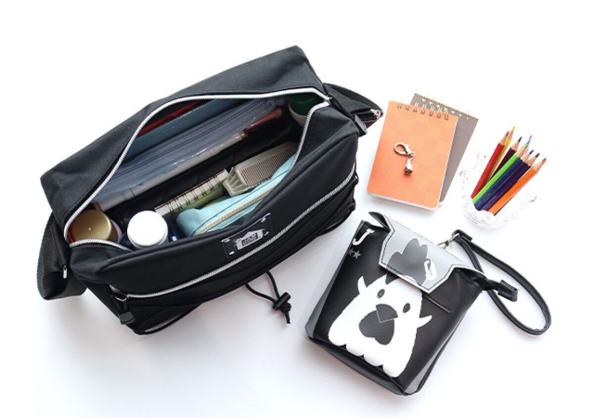 公式サイトでは既に売り切れの話題の付録！人気ブランドコラボがアツい！黒ショルダーバッグ