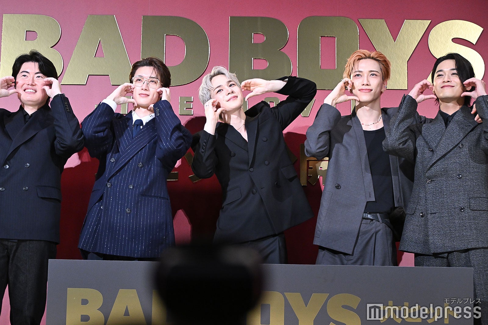 ハートのポーズのリクエストに応えた（左から）西川達郎監督、山中柔太朗、豆原一成、池崎理人、井上想良（C）モデルプレス