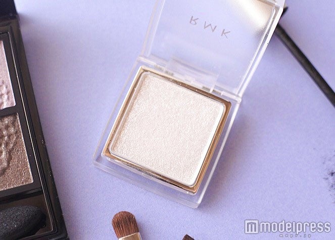 シアーなラメシャドウで肌色をアップ／写真・MAKO（C）モデルプレス