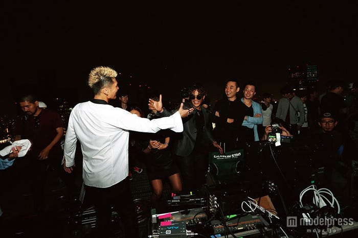 SHOKICHIとELLY/「月刊EXILE」9月号より(画像提供:LDH)