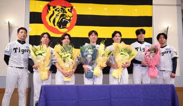 阪神 西勇輝が引退会見「あっという間の18年間」花束贈呈には6選手が駆けつけ「僕は本当に幸せでした」
