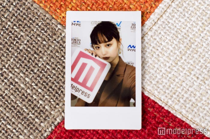 鶴嶋乃愛、サイン入りチェキプレゼント ※サイン記入後の状態でお届けいたします (C)モデルプレス